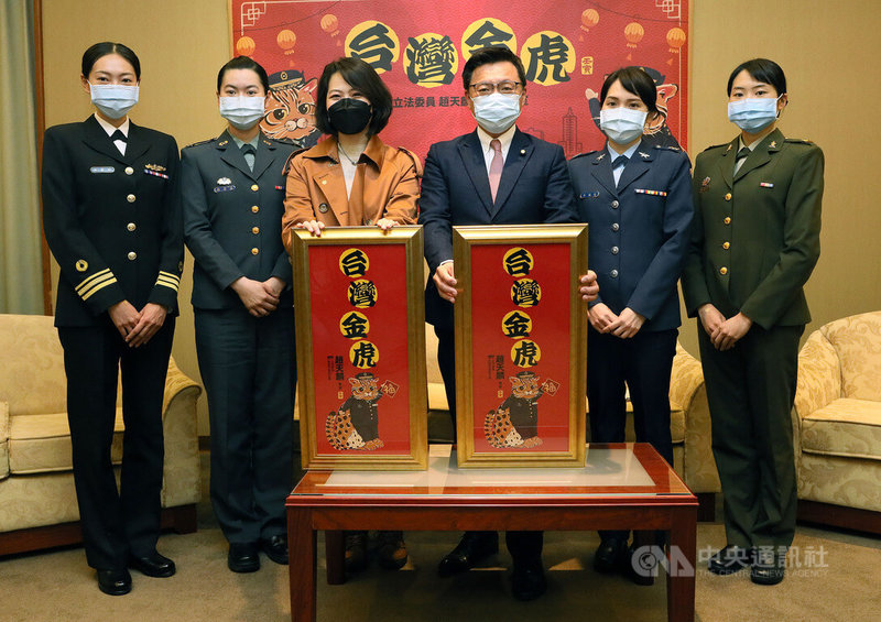 農曆虎年即將到來,民進黨立委趙天麟(右3)20日發布「台灣金虎」賀歲春聯,春聯的美術設計者李俐蓁(左3)將石虎保育結合國防女力捍衛山海、國軍革新元素,彰顯立足本土、自由多元的社會價值。中央社記者郭日曉攝 111年1月20日