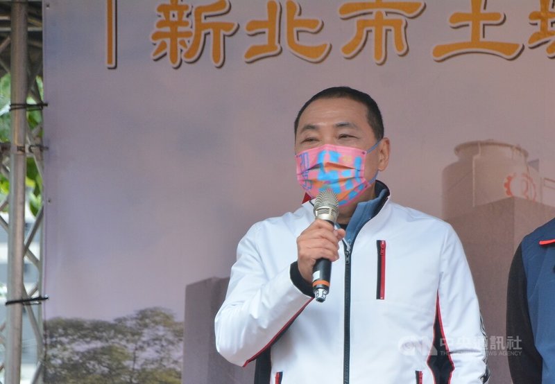 新北市長侯友宜20日表示,18歲公民權是世界潮流的趨勢,也是民主的普世價值,是大家認同的看法,他舉雙手贊成18歲擁有公民權。圖為侯友宜20日參加清水市民活動中心揭幕。中央社記者黃旭昇新北攝 111年1月20日