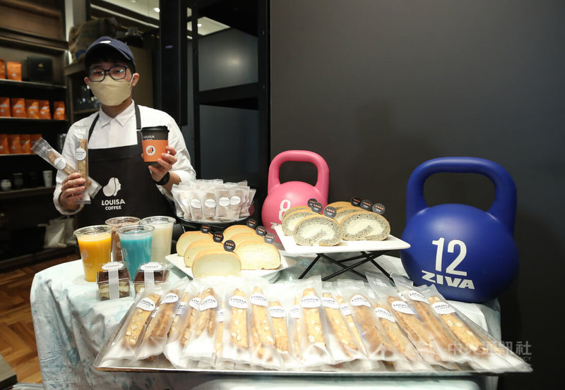 連鎖咖啡品牌路易莎20日宣布,新成立Self room健身品牌結合門市複合經營的「路易莎生活運動館」,在CITYLINK松山貳號店正式開幕,門市也推出生酮乳酪捲、能量果麥棒等健身美食。中央社記者張新偉攝 111年1月20日
