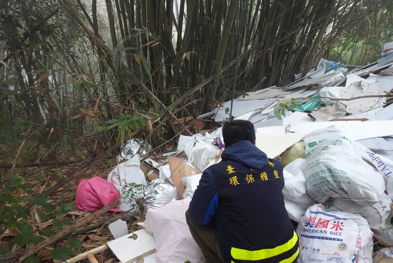 台南市李姓男子19日晚間滿載1.5公噸廢料在左鎮山區準備傾倒時遭逮,環保局推估,李男半年來在當地棄置約50公噸廢棄物,20日訊後依法送辦。(台南市政府提供)中央社記者張榮祥台南傳真 111年1月20日