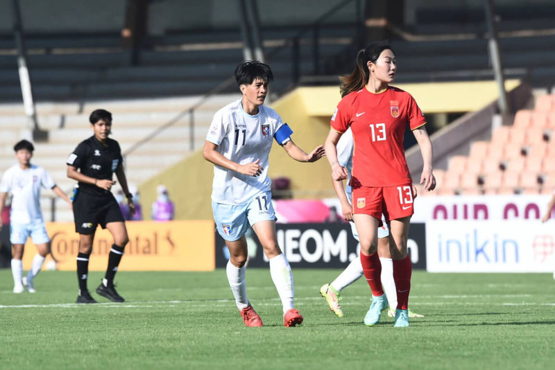 台灣女足代表隊20日在亞洲盃足球賽首場迎戰中國隊,開賽前10分鐘就丟2球,下半場再因失誤丟分,最終以0比4吞敗;台灣女足隊長賴麗琴(前左)賽後喊話,接下來將全力以赴,希望取得世界盃門票。(中華民國足球協會提供)中央社記者黃巧雯傳真 111年1月20日