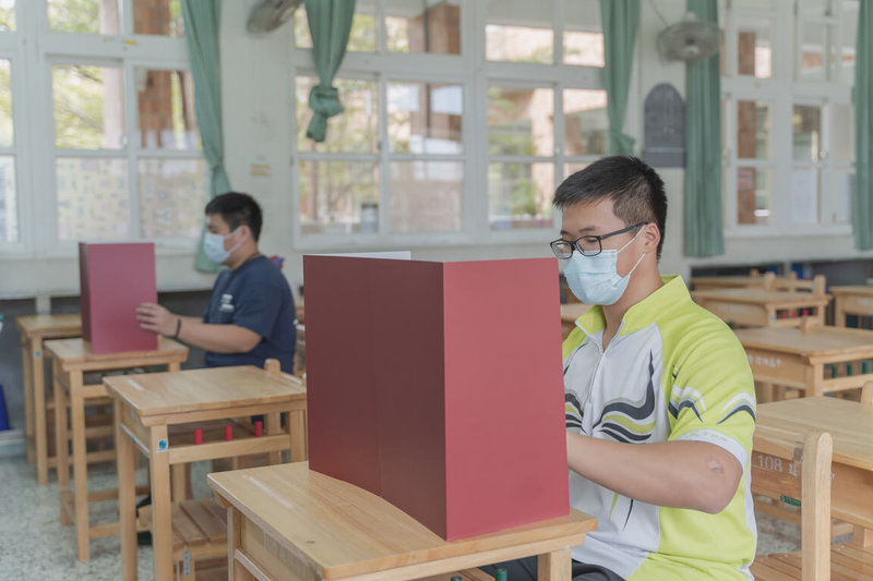 111學年度學科能力測驗將於21日登場,受到COVID-19疫情影響,新竹市教育處指出,各考場在考前均完成消毒作業、考試期間試場保持通風,也不開放親友陪考。(新竹市政府提供)中央社記者郭宣彣傳真 111年1月20日