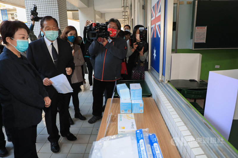 111學年度學科能力測驗將於21日登場,台中市長盧秀燕(左)20日上午視察考場,並宣布成立防疫應變中心,邀集醫療學者專家協助各考場突發狀況。中央社記者趙麗妍攝 111年1月20日