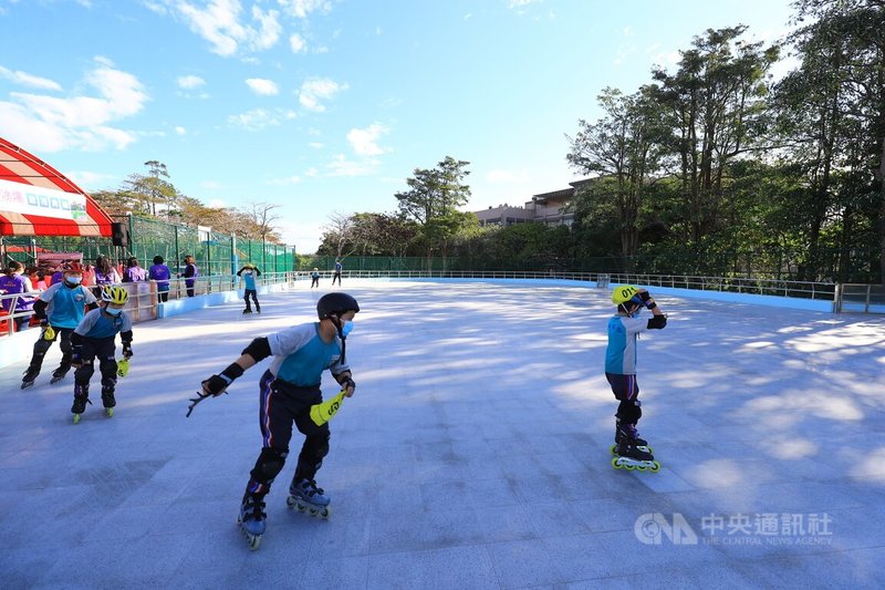 台中市神岡游泳池舊址閒置多年,在各方努力下,從游泳池改建為溜冰場等,20日開放使用,提供民眾更多運動空間。中央社記者郝雪卿攝 111年1月20日