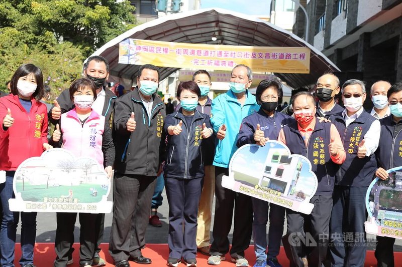 台中市神岡區民權一街周邊巷道打通工程完工,20日舉行完工祈福典禮,市長盧秀燕(前左4)出席。中央社記者郝雪卿攝 111年1月20日