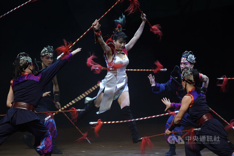 國光劇團20日在台灣戲曲中心大表演廳舉行「武動三國-她的凝視」彩排記者會,演出精彩橋段,其中電玩角色孫尚香(中)為此次替女性發聲的亮點之一。中央社記者徐肇昌攝 111年1月20日