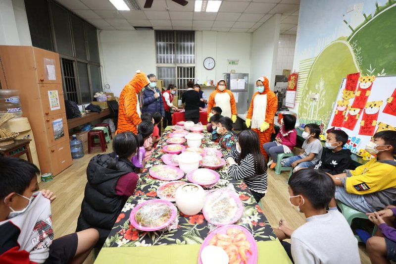 應景虎年,恆春基督教醫院人員裝扮組成「小虎隊」,將接力為恆春半島獨老長者與偏鄉孩童,打造一個又驚又喜的年夜晚餐。(恆春基督教醫院提供)中央社記者李卉婷傳真 111年1月20日