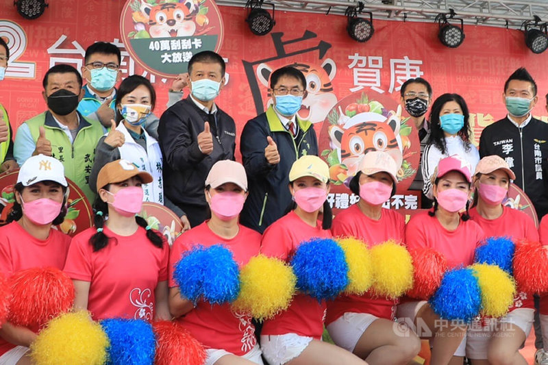 台南市新化區公所20日在大目降廣場舉辦新化年貨大街宣傳記者會,預計於22日至28日登場,市長黃偉哲(後排右4)出席表示,做好防疫才有本錢開放。中央社記者楊思瑞攝 111年1月20日