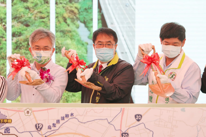 台南市政府20日在新化區舉辦「虎頭溪排水護岸新建工程」開工動土典禮,台南市長黃偉哲(中)等人出席。(台南市政府提供)中央社記者楊思瑞台南傳真 111年1月20日