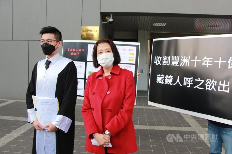 台灣土地開發公司董事長邱于芸(右)20日指控台中市政府片面解約豐洲二期開發契約,並到法院聲請定暫時狀態假處分。中央社記者蘇木春攝 111年1月20日