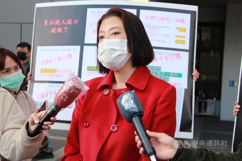 台灣土地開發公司指控台中市政府片面解約豐洲二期開發契約,董事長邱于芸(圖)20日前往台中地方法院遞狀聲請定暫時狀態假處分,盼維護豐洲二期續行開發權益。中央社記者蘇木春攝 111年1月20日