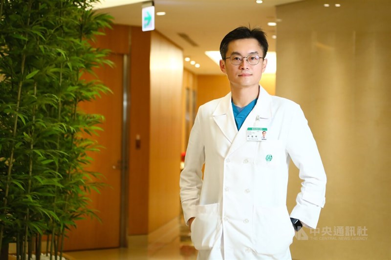 喜歡爬山的亞東醫院院長邱冠明表示,他在疫情期間,每天早上6時就到專責病房巡視了解患者狀況,「每天光在醫院內走路就不只一萬步」,疫情稍緩時,也會把握週末早上時間到醫院附近的山林走走。中央社記者王騰毅攝 111年1月20日