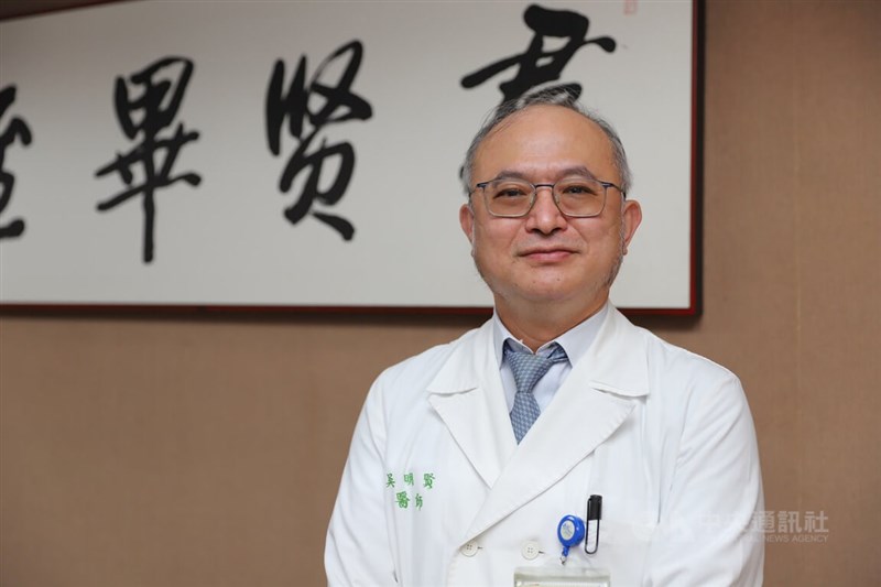 台大醫院院長吳明賢會趁假日開完疫情會議後,抽空到山上走走,有次他爬象山,到路邊無人處脫下口罩休息,未料馬上被經過的路人指正要配戴口罩。他接受中央社訪問時笑說,能充分理解和支持,這顯示台灣公民素質高,是防疫成功的關鍵。中央社實習記者蕭宇軒攝 111年1月20日