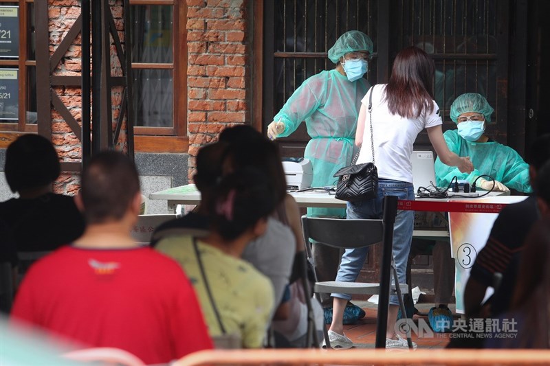 圖為台北市萬華區剝皮寮快篩站去年5月運作情形。(中央社檔案照片)