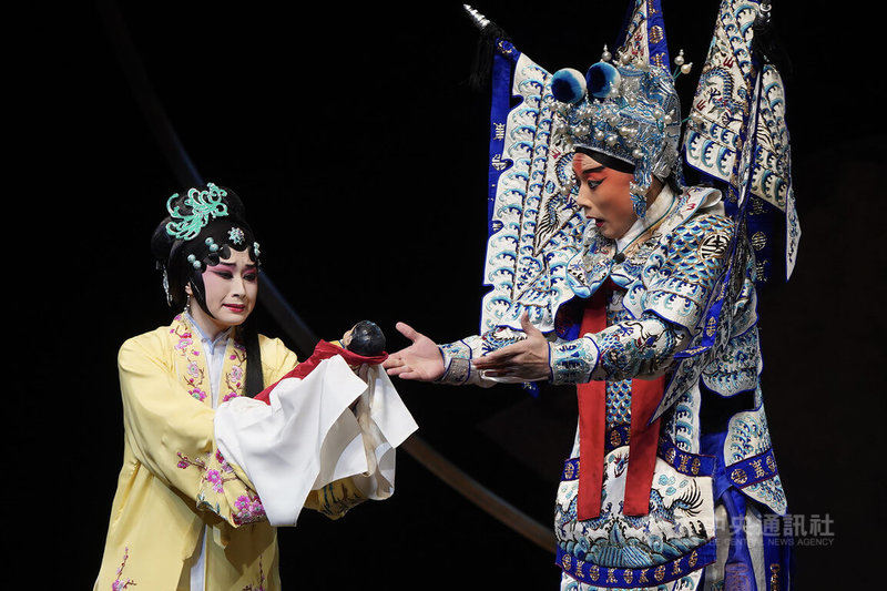 國光劇團「武動三國-她的凝視」21日起將在台灣戲曲中心演出,20日舉行彩排記者會,演出劇中「長坂坡」片段。中央社記者徐肇昌攝 111年1月20日