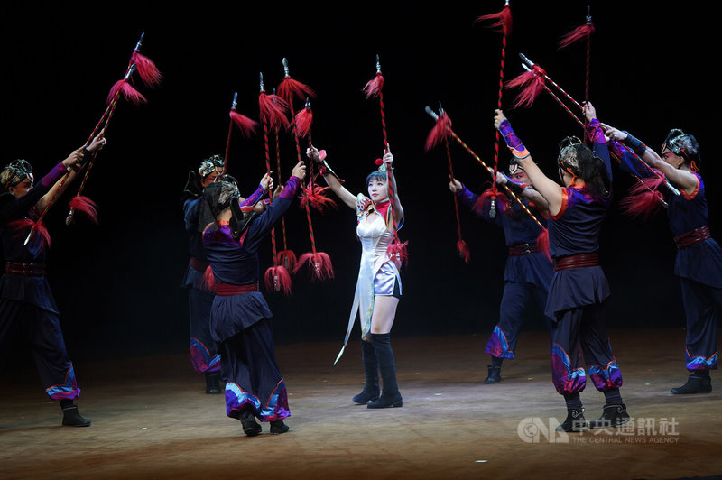 國光劇團20日在台灣戲曲中心大表演廳舉行「武動三國-她的凝視」彩排記者會,演出故事以電玩人物造型的孫尚香(中)為主角,武功高強。中央社記者徐肇昌攝 111年1月20日