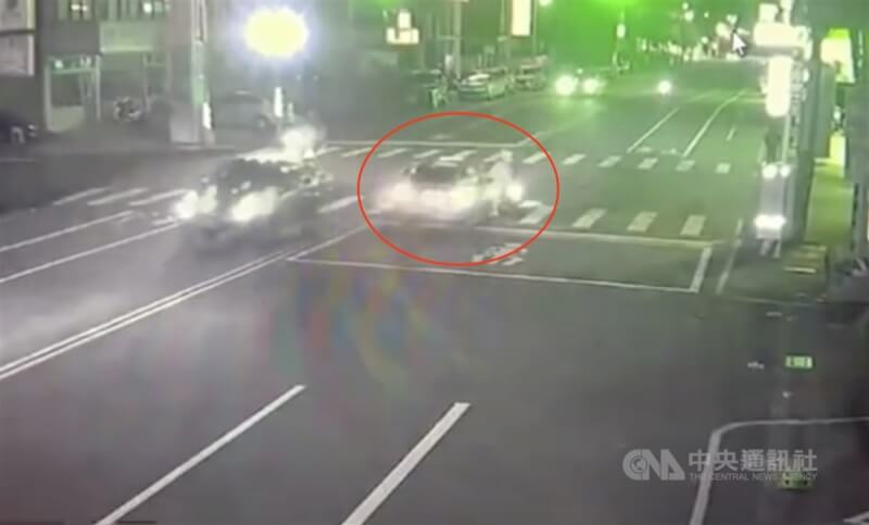 黃姓女子駕駛自小客車19日晚間行經苗栗市民族路與北安街口,撞上左轉的機車,70歲騎士送醫急救傷重不治。(翻攝畫面)中央社記者管瑞平傳真 111年1月20日
