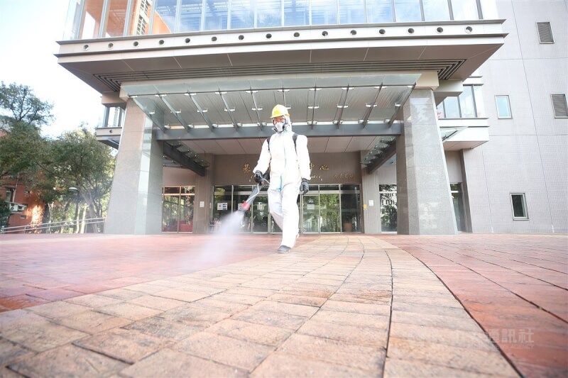 去年12月初剛離職的中研院P3實驗室人員確診感染COVID-19,指揮官陳時中20日表示,將依法開罰新台幣15萬元。圖為台北市環保局消毒人員在中研院基因體研究中心周邊消毒。(中央社檔案照片)