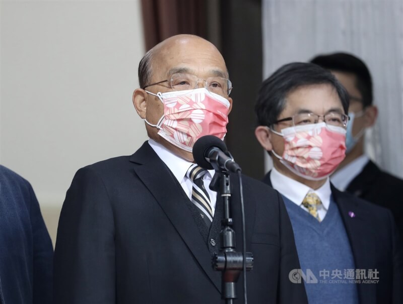 行政院長蘇貞昌(中)20日說,疫情仍在控制範圍內,目前並沒有要升三級警戒的計畫。(中央社檔案照片)