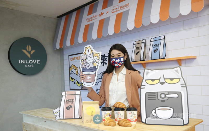 量販龍頭家樂福20日宣布推出自有品牌inLove Cafe,邀請貼圖插畫家園丁先生打造三款貓爪抓聯名咖啡杯,並將敦北、華齡店以「雨林躲貓貓」及「上班元氣貓」打造全台超萌貓咪快閃店。中央社記者張新偉攝 111年1月20日