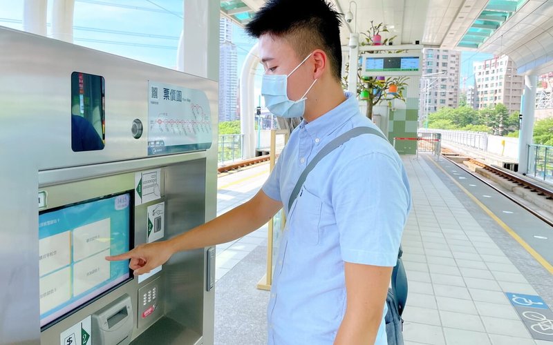 新北捷運公司20日表示,電子票證搭乘淡海輕軌乘客滿200元回饋50元優惠,約有216萬元回饋金在1月底到期,呼籲民眾趕快到淡海輕軌各站售票加值機台兌領。(新北捷運公司提供)中央社記者沈佩瑤傳真 111年1月20日