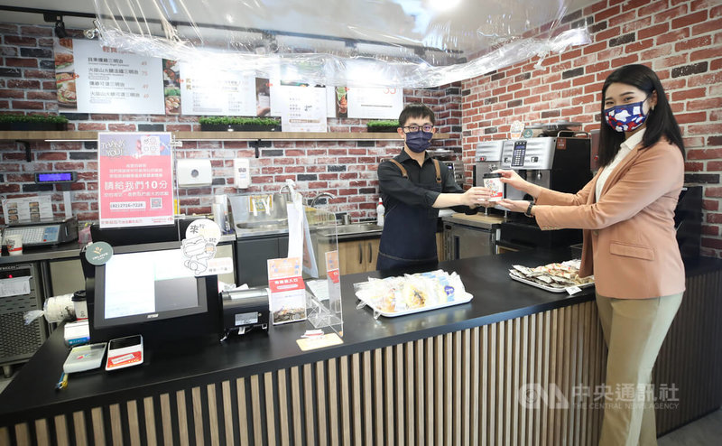 相中台灣咖啡市場商機,量販龍頭家樂福20日宣布推出自有品牌inLove Cafe,以永續為核心理念,使用100%雨林豆,目前已在全台17家量販、248間超市開賣。中央社記者張新偉攝 111年1月20日