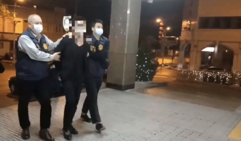 花蓮市中山路某銀樓19日晚間發生金飾搶案,警方循線追查,20日凌晨在台東市將25歲吳姓犯嫌逮捕到案。(花蓮警分局提供)中央社記者張祈傳真 111年1月20日