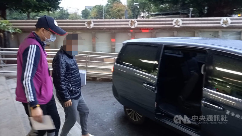 黨姓男子從事虛擬遊戲幣銷售額達1億餘元,但欠稅上千萬元不繳,反提領大筆現金流向不明。新北地院裁准管收,黨男進管收所隔天家人籌款繳300萬元,剩餘欠稅辦理分期後獲釋。(翻攝畫面)中央社記者沈佩瑤傳真 111年1月20日