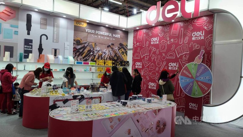 中部地區4年舉辦1次的「台灣區文具展」20日起在台中世貿中心登場,會場邀集近百家國內外參展廠商展出近萬種新一代充滿創意巧思的文具用品。中央社記者郝雪卿攝 111年1月20日
