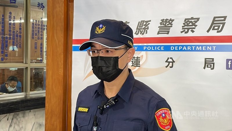 花蓮警分局長郝心誠20日指出,花蓮市中山路某銀樓發生金飾搶奪案,經專案小組追查,6小時後順利破案,將25歲吳姓犯嫌移送法辦。中央社記者張祈攝 111年1月20日