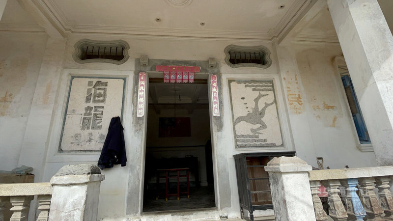 金門縣定古蹟董允耀洋樓在民國38年為退守金門的國軍所徵用,59年間曾為陸軍海龍部隊進駐,洋樓正立面上及2樓內簷裝修仍存海龍字樣、蛙人圖案油漆痕跡。中央社記者黃慧敏攝 111年1月20日