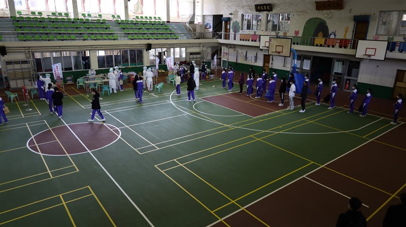 新竹縣明新科大、吉的堡維育幼兒園及義民高中篩檢完成,5571人全陰性。圖為義民高中國中部學生19日採檢情況。(新竹縣政府提供)