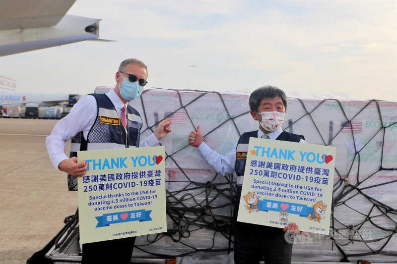 美國捐贈的250萬劑莫德納疫苗去年6月20日抵台,時任AIT處長酈英傑(左)與陳時中(右)一同接機。(中央社檔案照片)