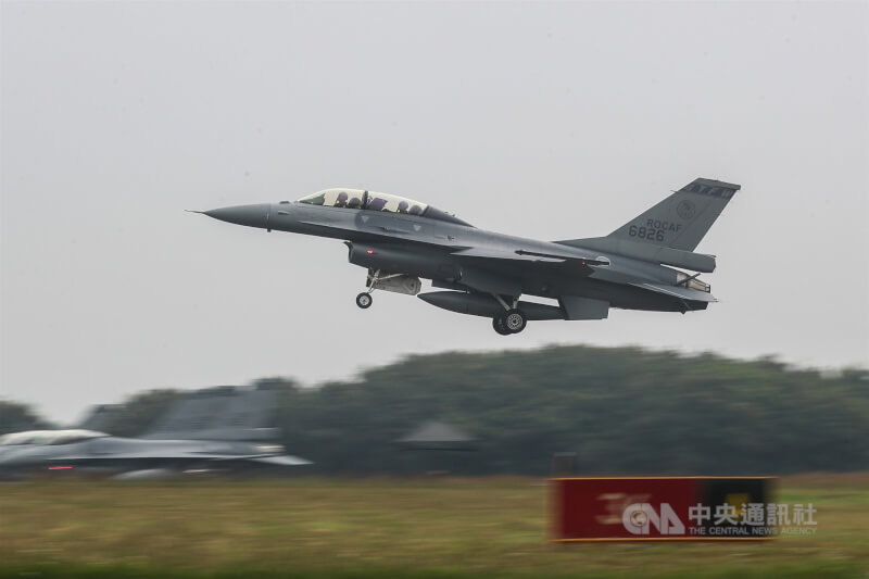 嘉義第四聯隊聯隊長魏兆麟少將20日上午率領4架雙座F-16V戰機復飛,再度投入西南空域攔截共機任務。圖為空軍F-16V5日進行111年春節加強戰備訓練。(中央社檔案照片)