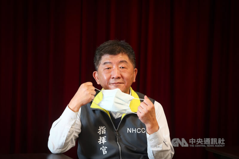 在中央流行疫情指揮中心成立2週年的前幾天,承擔指揮官重任的陳時中接受中央社專訪,吐露對抗本土疫情的心聲。他說,從2021年「驚濤駭浪」的疫情中學習到第一時間醫療救護應變計畫、集中檢疫所設置、輕重症分流等措施,他相信台灣再遇到疫情時,一定可以做得更好。中央社記者王騰毅攝 111年1月20日
