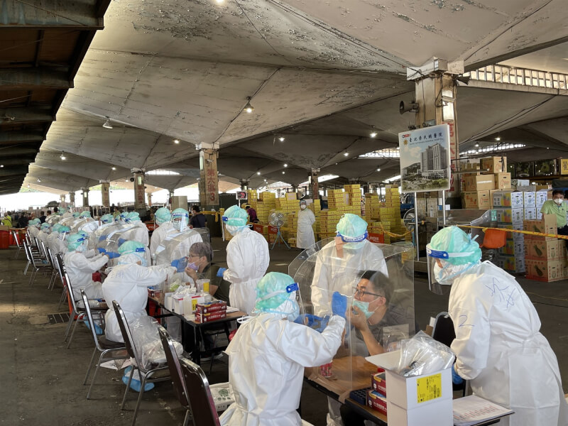 去年7月爆發北農群聚,台北榮總團隊執行篩檢任務,為減少民眾等候時間,特別安排兩倍的人力,每1.5小時輪替,讓採檢不中斷。(台北榮總提供)