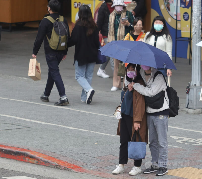 氣象局表示,20日北部及東北部天氣涼,愈晚水氣愈多。(中央社檔案照片)