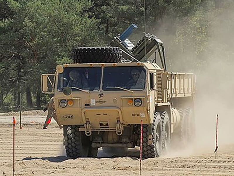 陸軍19日證實，行政院已核定對美軍購「M136火山車載布雷系統」的「九陣專案」。圖為美軍現役M977重型機動戰術卡車，搭載M136火山布雷系統。 （圖取自維基百科共享資源，版權屬公有領域）