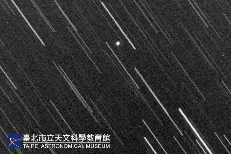 美國航太總署日前預測小行星7482將近距離掠過地球,北市天文館19日成功捕捉它的身影。(圖取自台北市立天文館網頁tam.gov.taipeI)