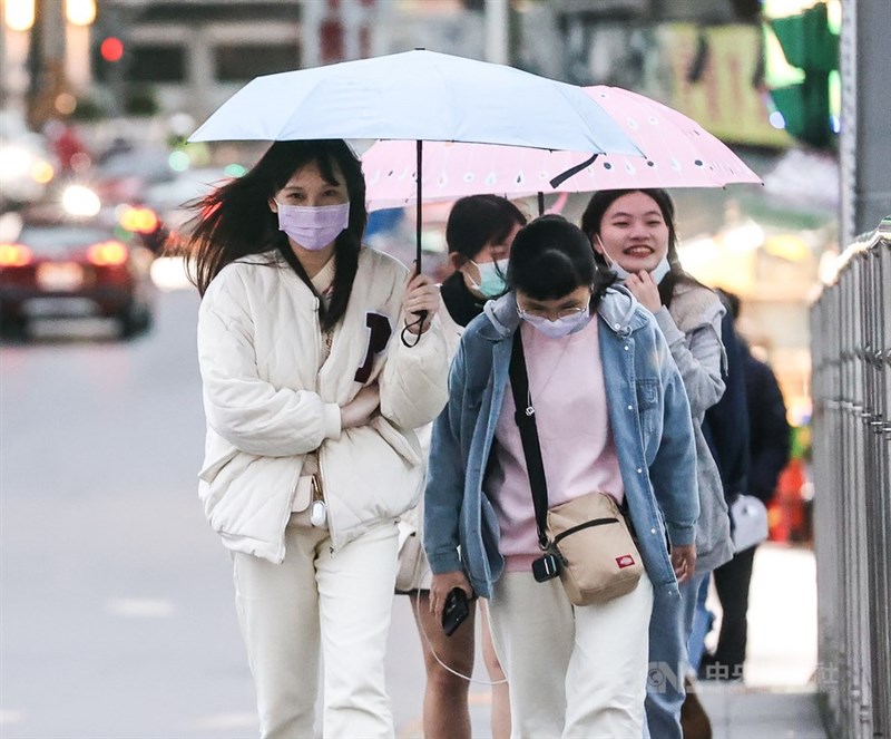 氣象局預估21日起一連3天中部以北、東半部有短暫陣雨,南部局部短暫陣雨,基隆北海岸、宜蘭21日可能有大雨發生。(中央社檔案照片)