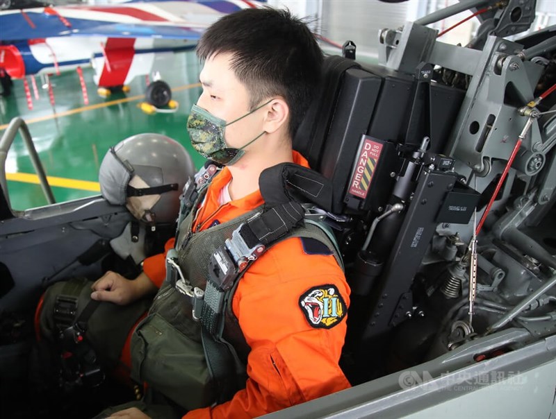 配合總統蔡英文21日視導部隊時機,空軍首度公開新式馬丁貝克彈射座(圖),換裝在一架F-5戰機上。中央社記者張新偉攝 111年1月21日