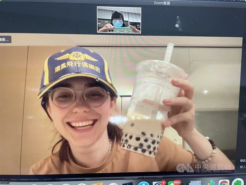 19歲少女羅瑟福德去年12月14日獨駕飛機從南韓抵台,她接受中央社專訪時表示,來到台灣很興奮,也很驚喜一下機便能品嘗地勤人員送來的珍珠奶茶,直喊「我超愛」。(中央社檔案照片)