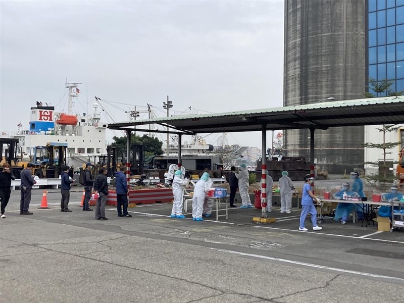 國內21日新增23例COVID-19本土病例,與高雄一家三口相關病例就達10例。圖為20日高雄市政府在高雄港設篩檢站。(港務公司提供)