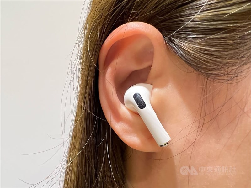 蘋果第三代無線耳機AirPods 3新增皮膚感測器,可偵測用戶是否配戴在耳朵上以播放音樂。中央社記者吳家豪攝 111年1月21日