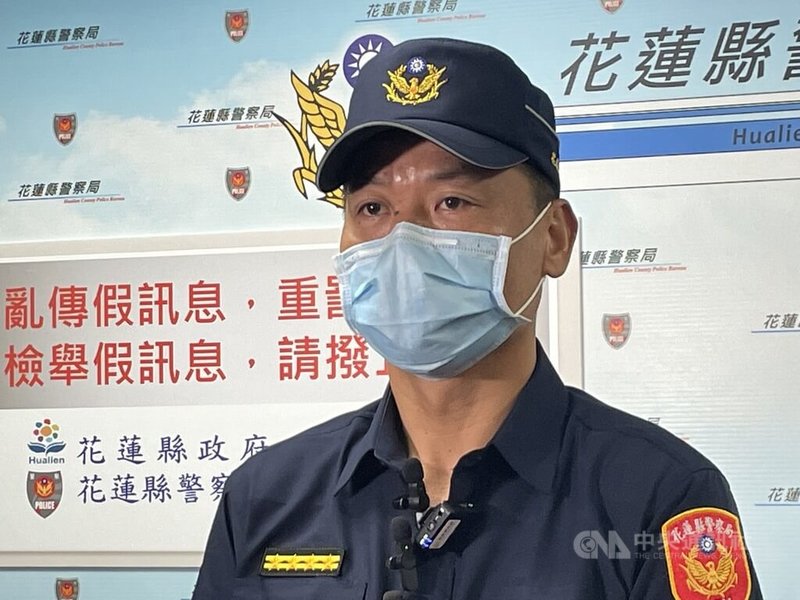 原籍桃園的57歲李姓男子30多年前因懲治盜匪條例等罪遭判無期徒刑,並經多縣市院檢通緝10年,花蓮縣警局日前接獲情資,發現李嫌隱姓埋名在花蓮豐濱鄉,經埋伏在19日逮捕歸案。圖為花蓮縣警察局保安隊長鄭金龍21日說明逮捕過程。中央社記者張祈攝 111年1月21日