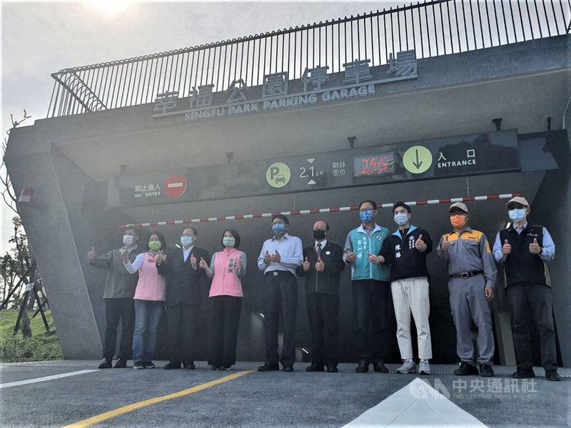 屏東市春節前將有4座新建立體停車場啟用試營運,21日啟用的2座立體停車場為幸福公園停車場及屏菸1936文化基地立體停車場,啟用典禮在幸福公園停車場舉行,一併開放幸福公園。屏東縣長潘孟安(左5)等人出席。中央社記者郭芷瑄攝 111年1月21日