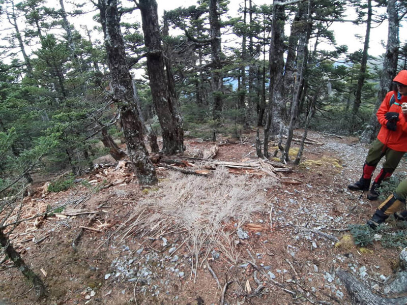 錢姓聽障人士申請攀登雪山西稜線、聖稜線,預計15日下山,7日卻失去聯繫,搜救人員21日上午尋獲遺體,搜尋途中發現紮營痕跡。(民眾提供)中央社記者趙麗妍傳真 111年1月21日