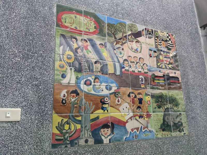 馬公中正國小使用超過20年的老舊廁所近期改建,入口處有美術班小朋友共同創作的30片「拼圖壁畫」方磚,燒製鑲貼在牆壁上,增添美感。(澎湖縣政府提供)中央社 111年1月21日