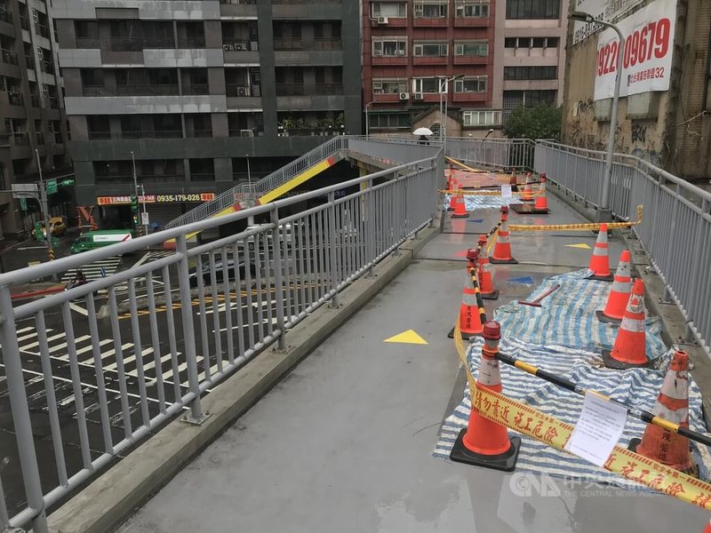 民進黨籍台北市議員簡舒培接獲市民陳情,臨江街夜市旁三興天橋橋面地板嚴重剝落,影響安全,引發民怨。台北市新工處回應,指水氣滲入導致剝落,影響行人感到抱歉,27日前修繕完畢。中央社記者劉建邦攝 111年1月21日