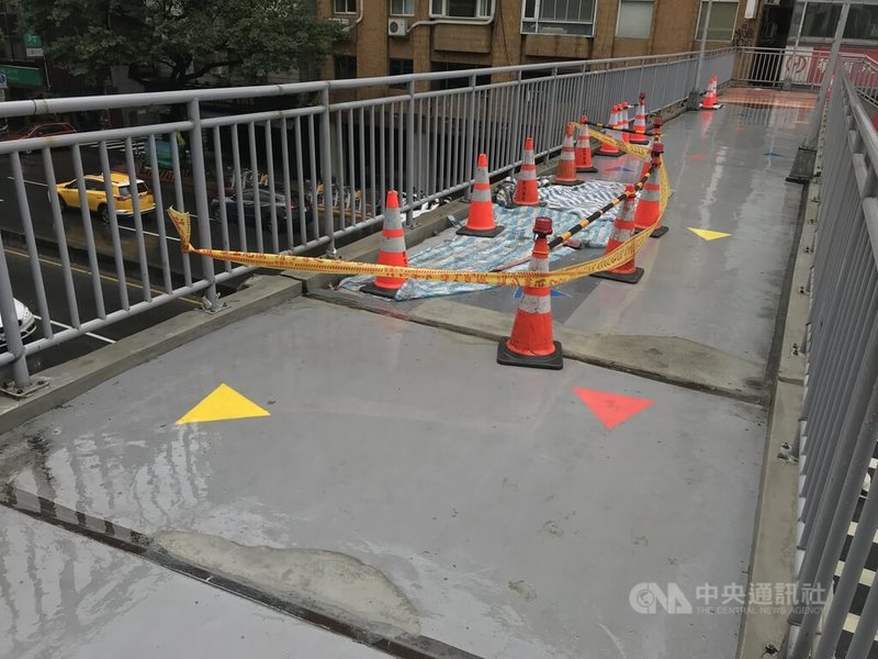 民進黨籍台北市議員簡舒培21日指出,接獲附近居民陳情,上週行經三興天橋時,發現橋面有多處坑疤,影響安全,引發民怨。中央社記者劉建邦攝 111年1月21日